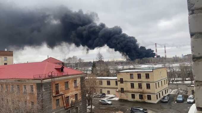 В Екатеринбурге горит кровля «Уралмашзавода»