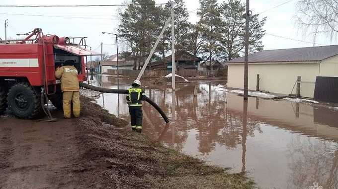 В Алтайском крае глава сельсовета проплыл по затопленной улице, чтобы показать, как поднялся уровень воды в поселке