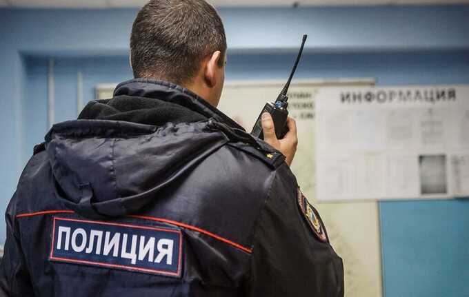 Полицейские в московском ТЦ заметили подозрительного дедушку с чёрным свёртком в руках