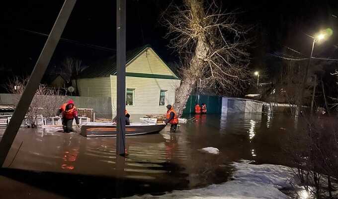 В Орске продолжают эвакуировать людей из-за паводка и прорыва дамбы