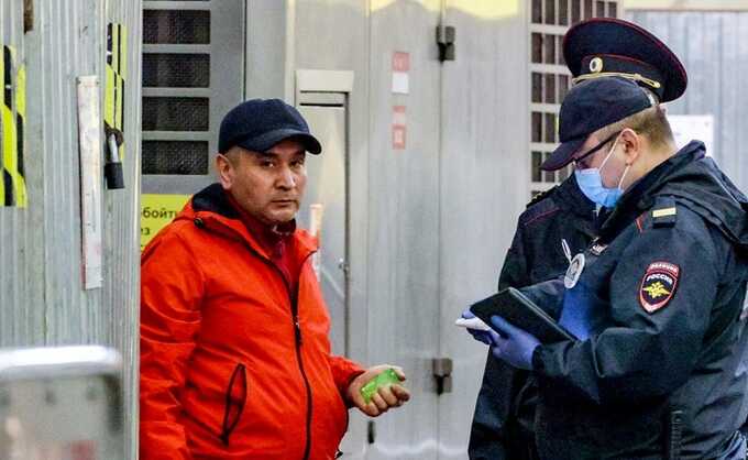 В Москве полиция проводит рейд в поисках нелегальных мигрантов