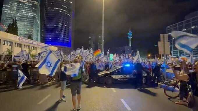 Автомобиль въехал в толпу протестующих в центре Тель-Авива