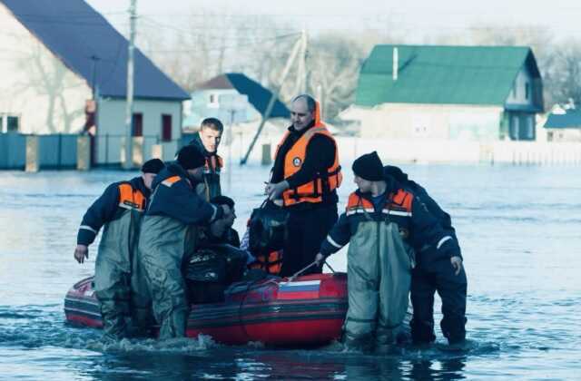 Четыре человека погибли в Орске в результате прорыва плотины