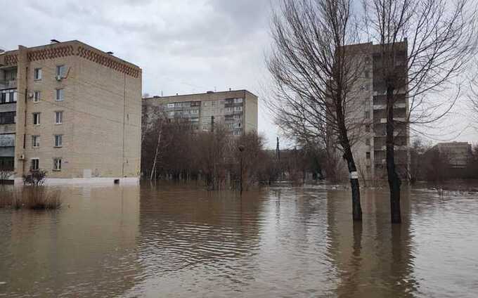 Уровень воды в Орске достиг критических отметок, жители борются с последствиями стихии