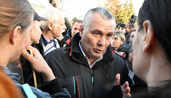Мэр Орска после митинга пообещал по 100 тысяч рублей всем семьям, пострадавшим от паводка