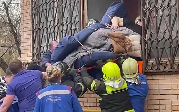 В Москве чтобы спасти мужчину спасателям пришлось спиливать оконную решётку
