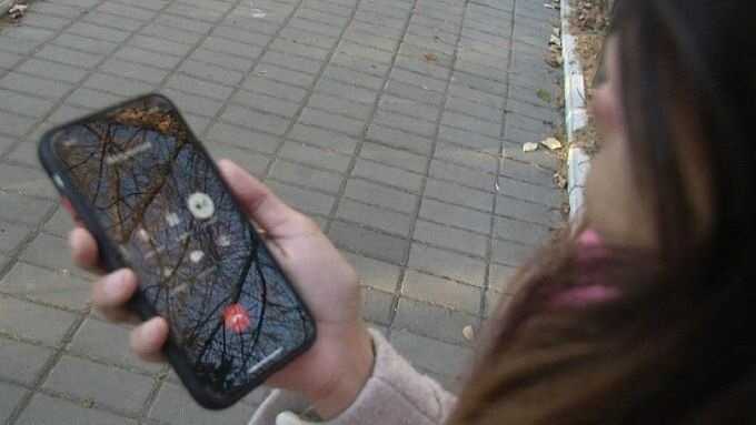 В пригороде Петербурга парень украл телефон у школьницы в лифте