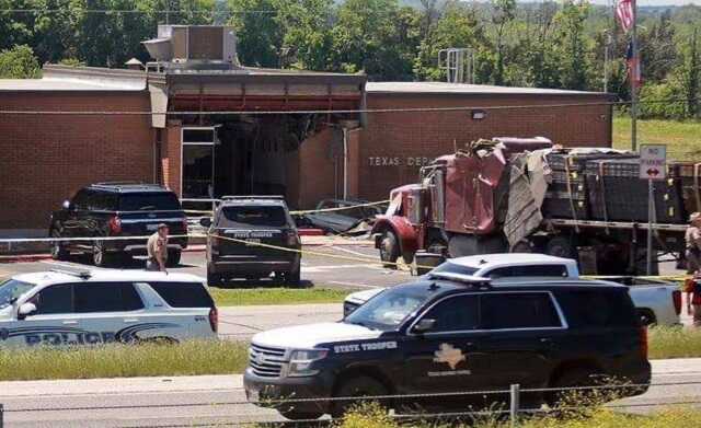 В Техасе грузовик врезался в здание местного департамента безопасности