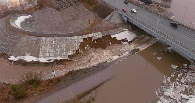 В Томске из-за паводка произошло частичное обрушение земляного вала у моста через реку Томь