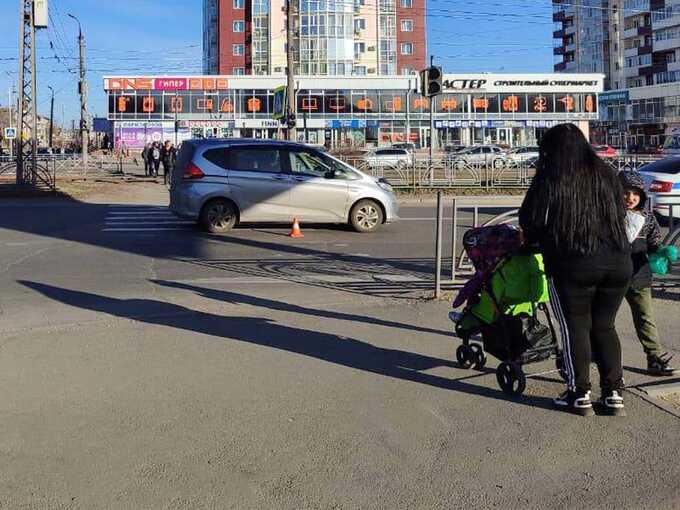 Мужчина с годовалым ребёнком на руках попал под машину в Ангарске