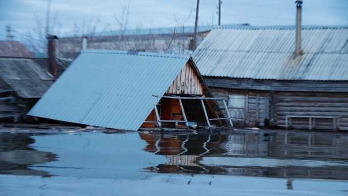 Курганские власти заявили, что дома, пострадавшие от наводнения, пригодны для жилья, поэтому выплат в 10 тисяч не будет