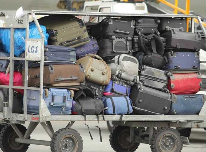 Сотни промокших чемоданов после потопа в Дубае издают запах в зоне прилёта аэропорта Домодедово