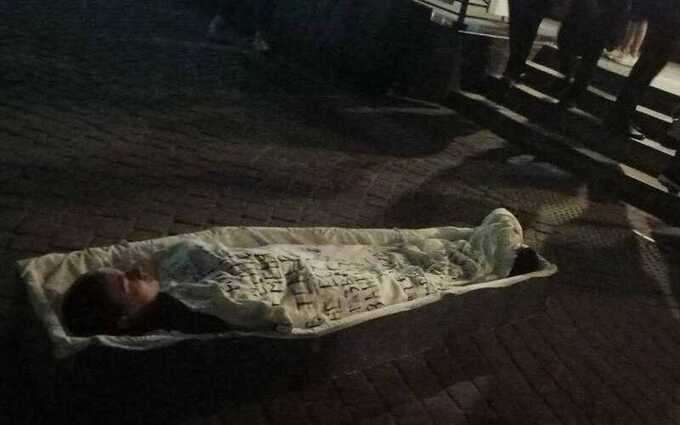 В центре Старого Оскола прошел необычный перформанс: девушка легла в гроб напротив здания местного театра