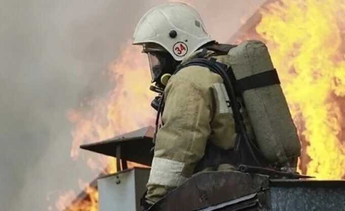 Во время тушения крупного возгорания в здании цеха строительной фирмы на востоке Москвы пострадал пожарный