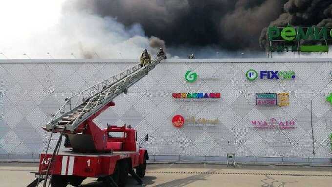 В Хабаровске торговый центр «Ремисити» охвачен огнем