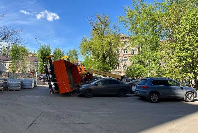 В Москве грузовик повредил рядом стоящие автомобили
