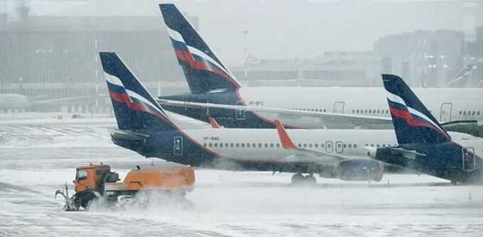 Из-за мощного снегопада в Екатеринбурге задержаны 70 авиарейсов
