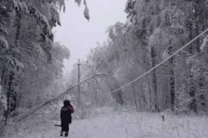 В Свердловской области из-за сильного снегопада отсутствует электричество, вода и сотовая связь