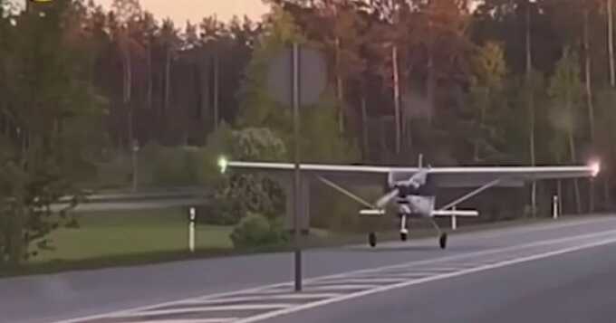 Самолет с неисправным двигателем совершил аварийную посадку прямо на шоссе в Латвии