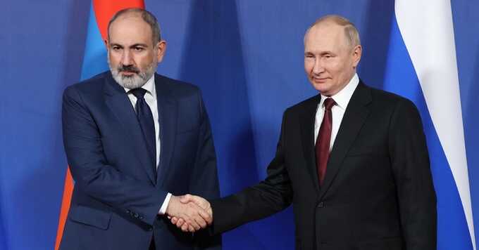 Владимир Путин демонстративно зачитал свою речь по бумажке на встрече с премьером Армении