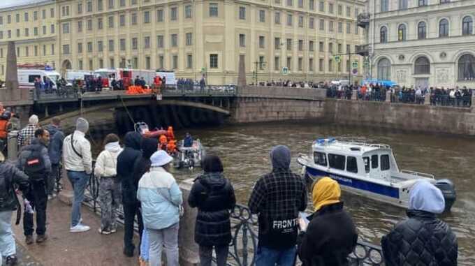 В Питере в автобусе, упавшем в реку после ДТП, погиб 1 человек