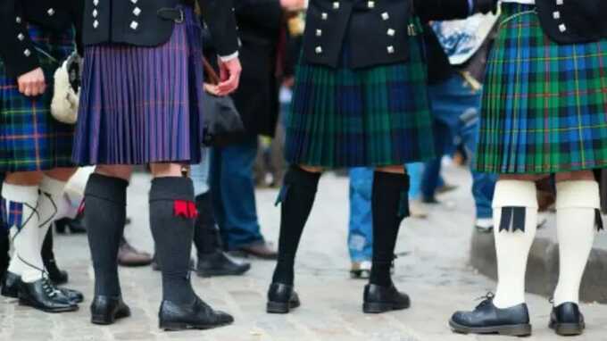 В шотландской школе мальчиков обязали прийти на занятия в юбках для поддержания гендерного равенства
