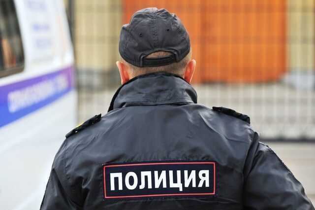 Российские подростки жестоко избили мужчину на улице