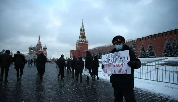 В Москве бывший полицейский вышел на Красную площадь с плакатом «Путин убийца»