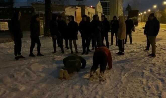 Жители Екатеринбурга заставили отжиматься и приседать подростков, жестоко избивших мужчину