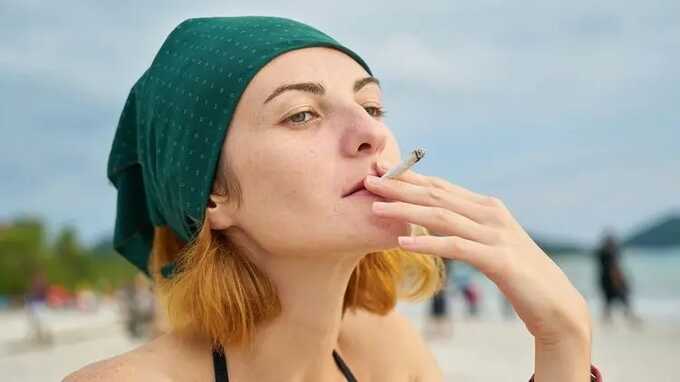 В Испании одобрили введение штрафов в 2000 евро для курильщиков на пляже