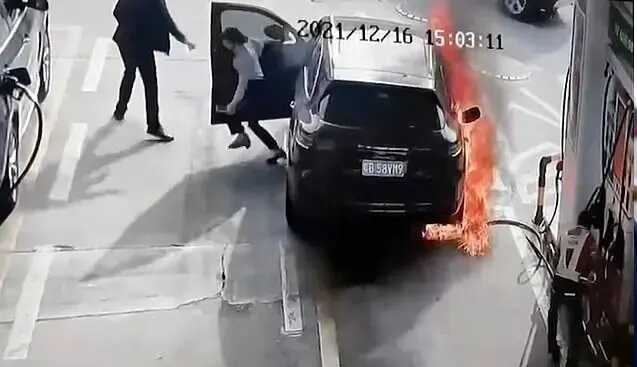 В Китае мужчина поджег на заправке Porsche с женщиной в салоне и убежал