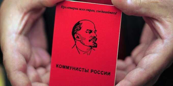 Сургутские коммунисты показали «зубки»: партбилеты на стол