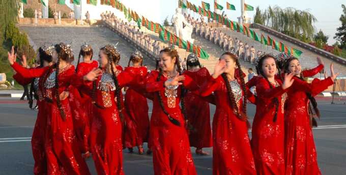 Запрет на джинсы, макияж и ботокс: в Туркменистане ввели жесткие ограничения для женщин