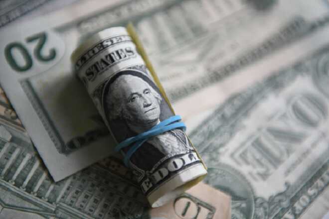 Доллар в середине лета может упасть до 50 рублей, заявил эксперт