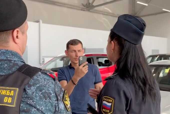 В Красноярске у скандального автодилера арестовали машины на ₽19 миллионов