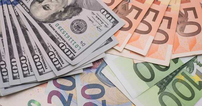 Официальный курс евро за день вырос на пять рублей
