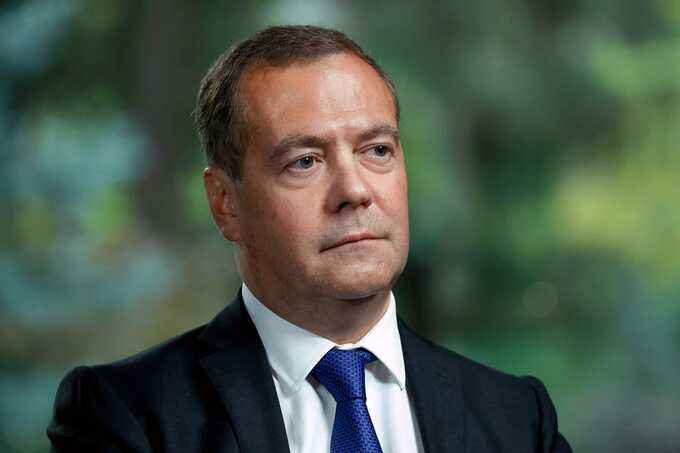 Медведев призвал перестать «миндальничать» и строже наказывать иноагентов