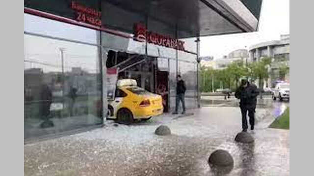 В Москве таксист протаранил отделение банка и попал на видео