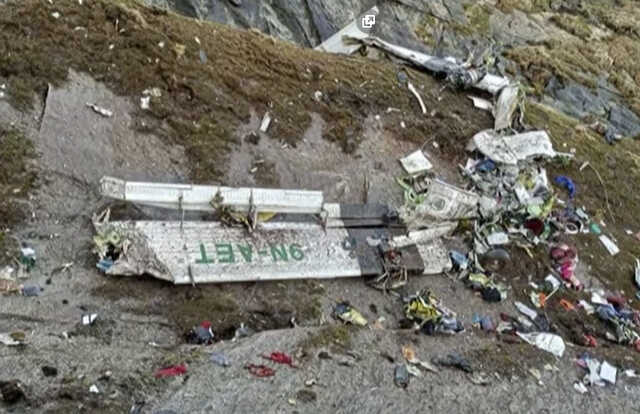 Спасатели обнаружили тела всех погибших на месте крушения самолета в Непале