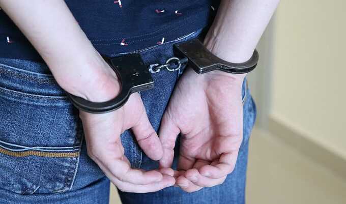 Бывшего российского полицейского осудили на 15 лет за передачу наркотиков