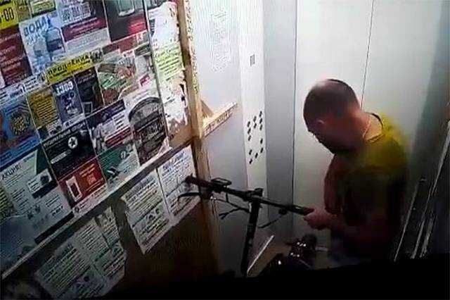 Появилось видео взрыва электросамоката в движущемся лифте с россиянином внутри