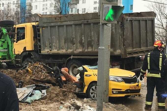 Установлена личность раздавившего московское такси с людьми водителя грузовика
