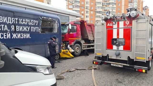 Появились данные о раздавившем в Москве такси вместе с пассажиром водителе фуры