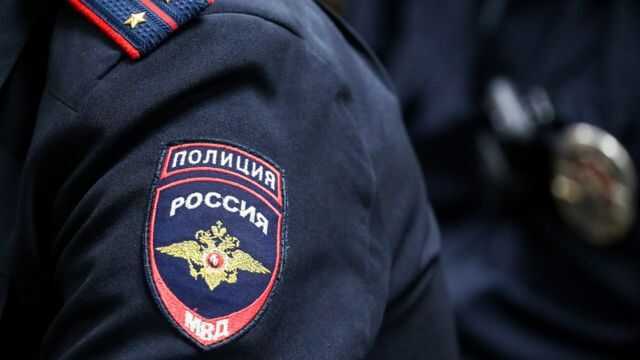 В Екатеринбурге полицейские привязали мужчину за шею к сиденью машины, а затем отпинали ногами и избили