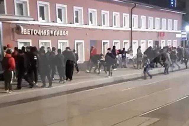 Толпы мигрантов подрались в центре Москвы и попали на видео