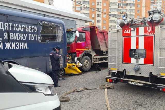 Водитель раздавившего такси в Москве грузовика попросил прощения