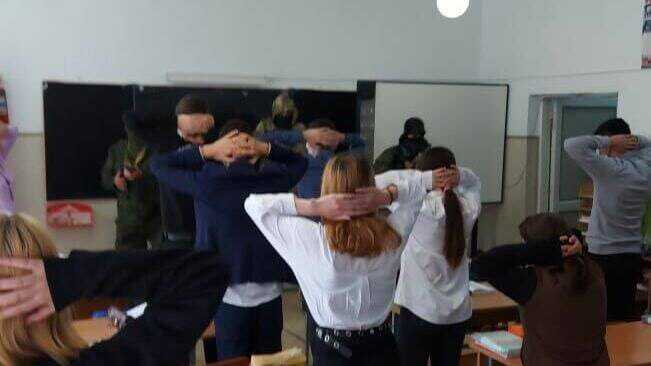 Необычные учения в кабардинской школе: трое «террористов» в масках и с автоматами ворвались в класс во время урока