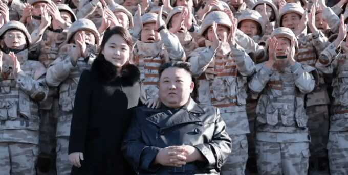 Хотят иметь самые мощные ядерные силы: Кым Чен Ын с дочерью осмотрел новые ракеты