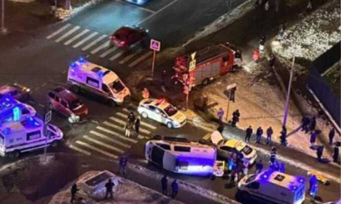Машина скорой помощи перевернулась в Москве и попала на видео