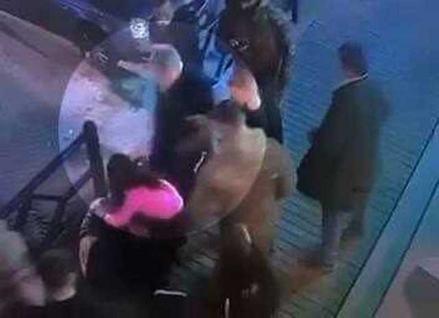 Видео из крымского ресторана «Монро», где задержали представителя Кадырова: проходящий к бару мужчина трогает одну из посетительниц за ягодицы